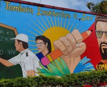Develan mural “Y enséñales a leer” en homenaje al legado del Comandante Carlos
