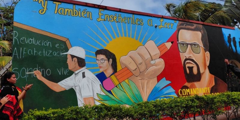 Develan mural “Y enséñales a leer” en homenaje al legado del Comandante Carlos