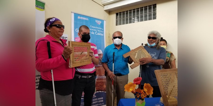 Personas con discapacidad se Capacitan sobre Enjuncado de Bastidores