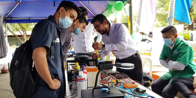 Estudiantes Técnicos desarrollan Feria del Emprendimiento Joven