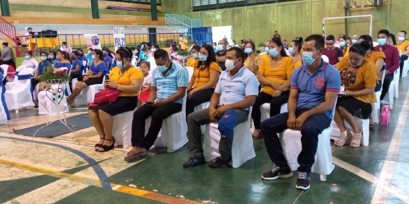 114 Protagonistas de Nueva Guinea Celebran la entrega de certificados