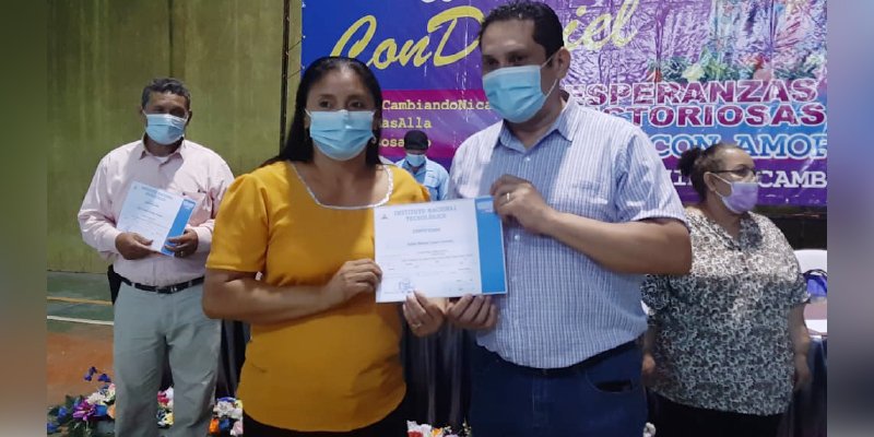 114 Protagonistas de Nueva Guinea Celebran la entrega de certificados
