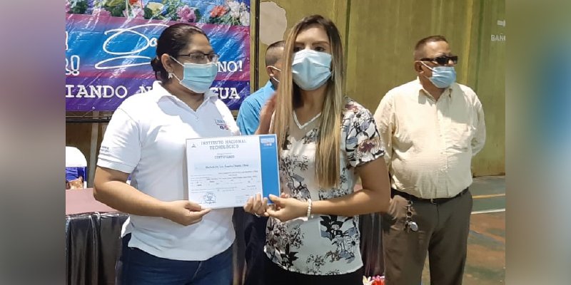 114 Protagonistas de Nueva Guinea Celebran la entrega de certificados