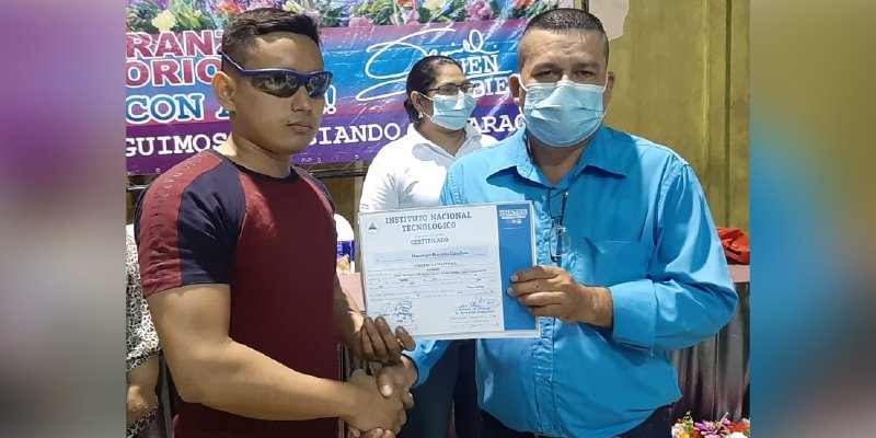 114 Protagonistas de Nueva Guinea Celebran la entrega de certificados