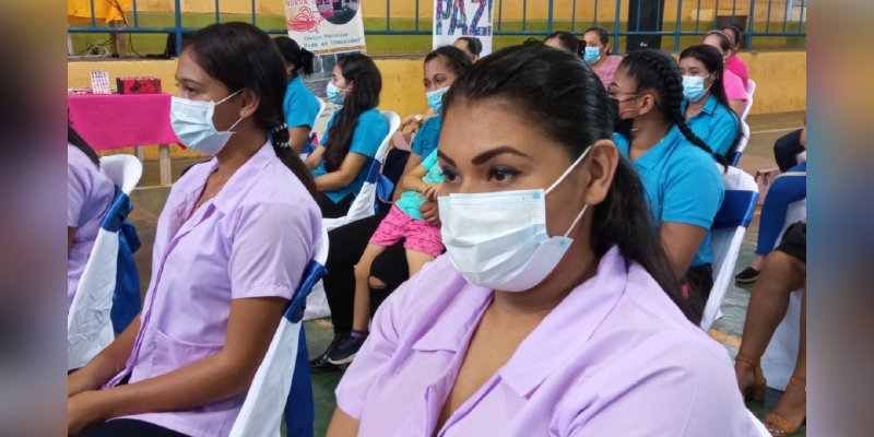 114 Protagonistas de Nueva Guinea Celebran la entrega de certificados