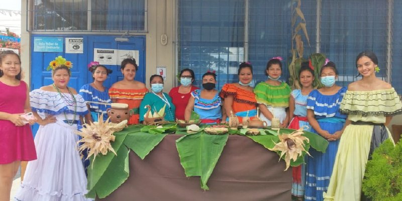 Estudiantes técnicos destacan alimentos a base de maíz en honor a la Resistencia Indígena