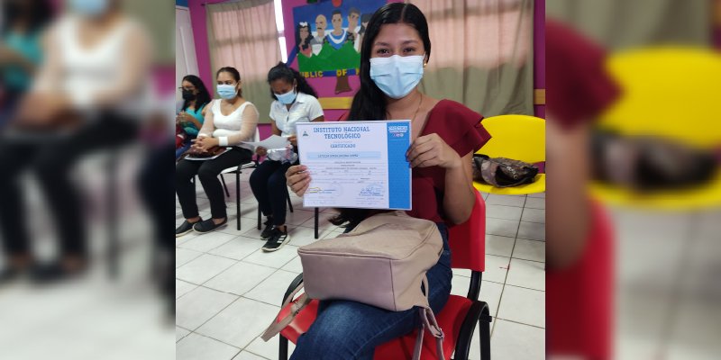 Entregan certificados a protagonistas egresados de curso de inglés