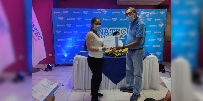 Entregan certificados a protagonistas egresados de curso de inglés