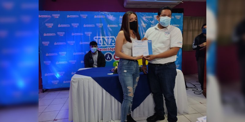 Entregan certificados a protagonistas egresados de curso de inglés