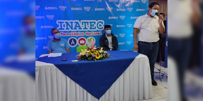 Entregan certificados a protagonistas egresados de curso de inglés