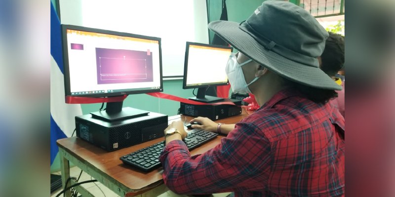 Chinandeganos estrenan nuevo Laboratorio de computación