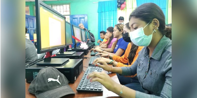 Chinandeganos estrenan nuevo Laboratorio de computación
