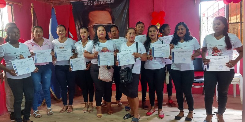 Entrega de Certificados a egresados de  Curso en Alamikamba