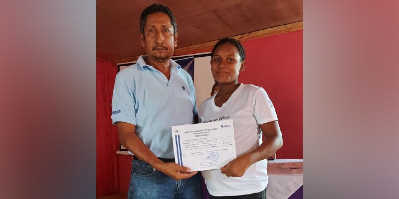 Entrega de Certificados a egresados de  Curso en Alamikamba