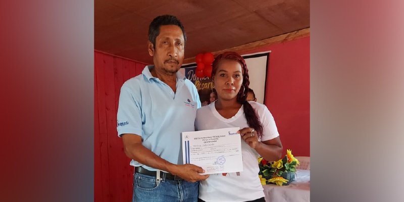 Entrega de Certificados a egresados de  Curso en Alamikamba