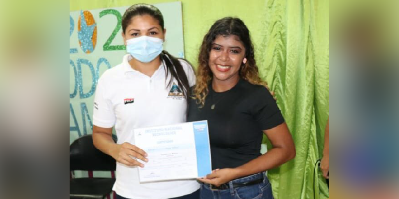 Entregan certificados a protagonistas de Escuelas Municipales de Oficio en El Rama