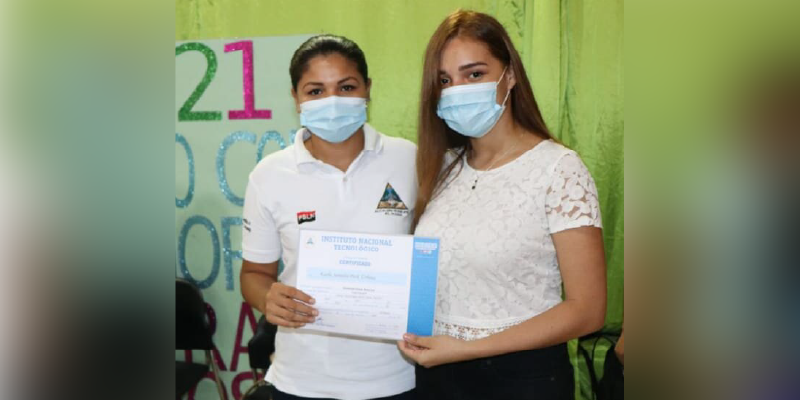 Entregan certificados a protagonistas de Escuelas Municipales de Oficio en El Rama