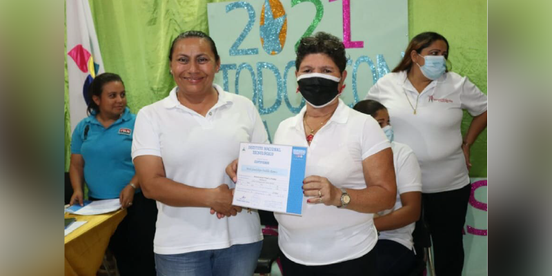 Entregan certificados a protagonistas de Escuelas Municipales de Oficio en El Rama
