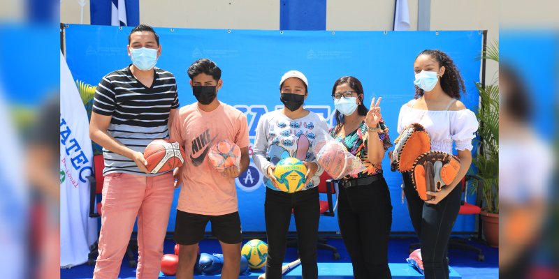 El Buen Gobierno Sandinista entrega material deportivo a estudiantes técnicos