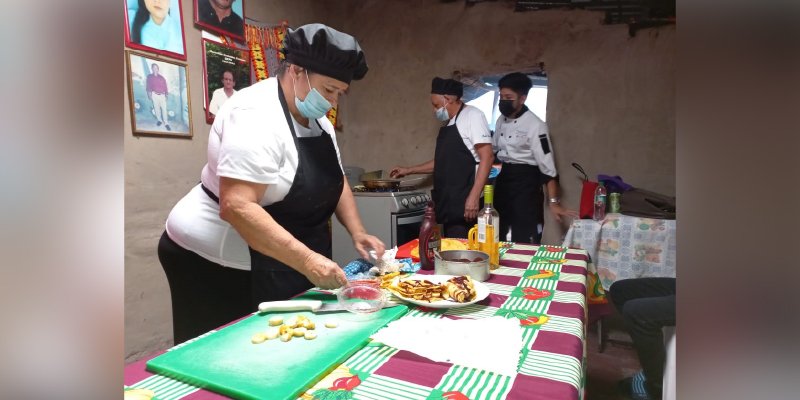 Estudiantes técnicos realizan intercambio gastronómico con emprendedores