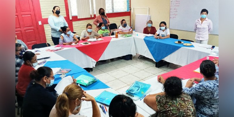 Mujeres emprendedoras de Carazo son capacitadas en temas financieros