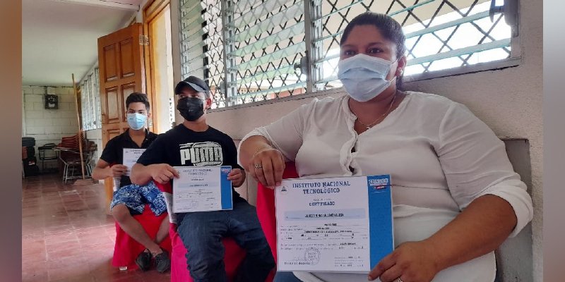 Pobladores de Villa Sandino festejan ser capacitados en Postres Fríos
