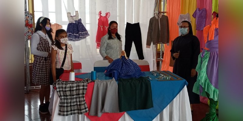 Presentan oferta de Cursos Libres a familias Caraceñas