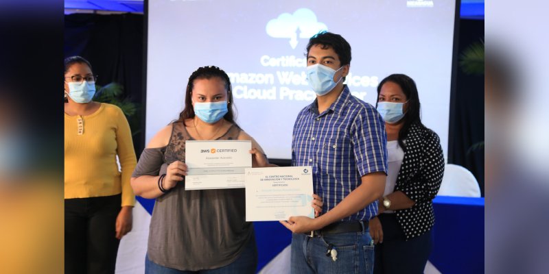 Primera Promoción de Certificación Internacional en  Amazon Web Services Cloud Practitioner