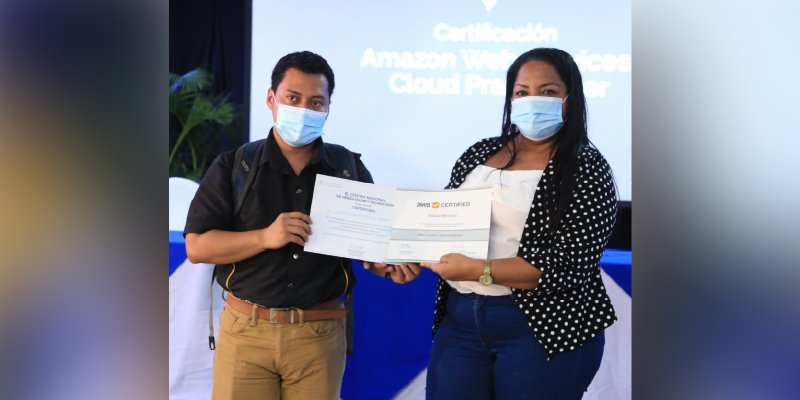 Primera Promoción de Certificación Internacional en  Amazon Web Services Cloud Practitioner