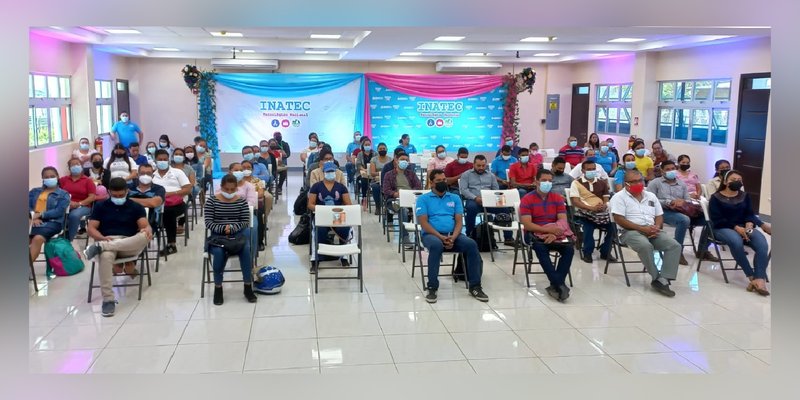 Docentes e instructores de educación técnica en  encuentro de actualización