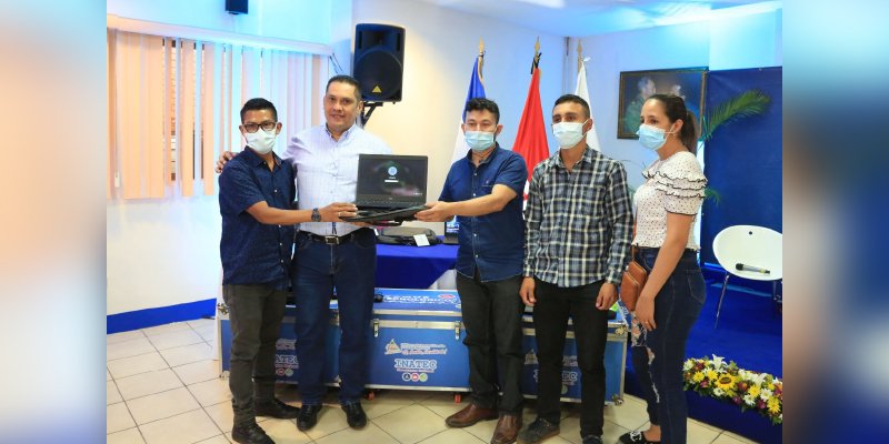 INATEC entrega 15 laboratorios móviles para la formación tecnológica de las familias del campo