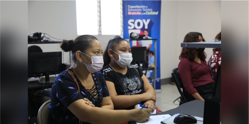 Jóvenes con dificultades auditivas inician curso de Ofimática