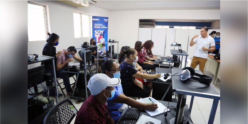 Jóvenes con dificultades auditivas inician curso de Ofimática