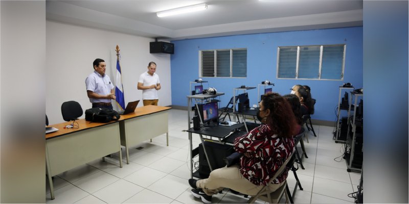 Jóvenes con dificultades auditivas inician curso de Ofimática