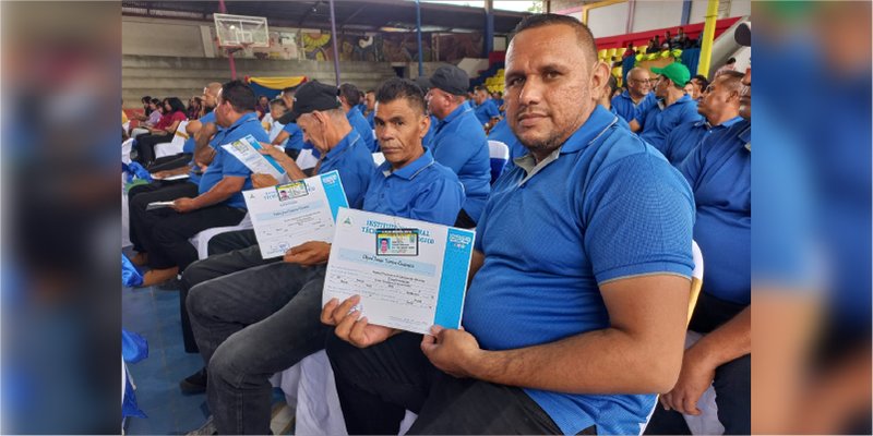 145 egresados de la Escuela Municipal de Oficio de Ocotal reciben sus certificados