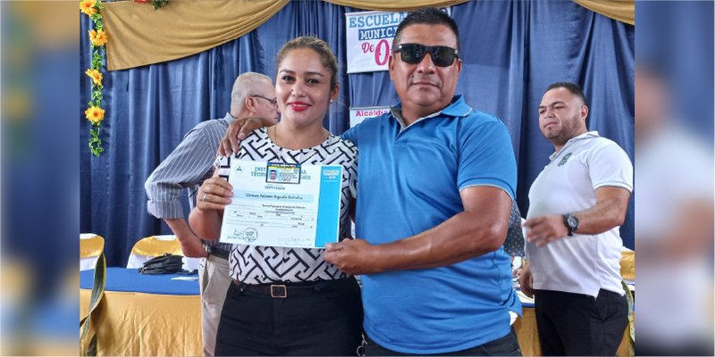 145 egresados de la Escuela Municipal de Oficio de Ocotal reciben sus certificados