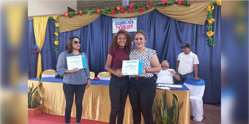 145 egresados de la Escuela Municipal de Oficio de Ocotal reciben sus certificados