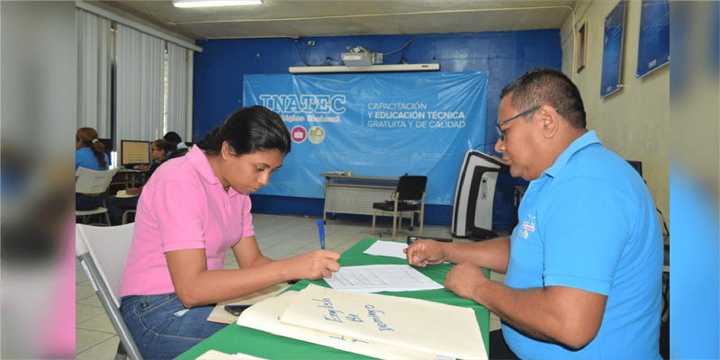 Familias acuden al Centro Tecnológico Padre Teodoro Kint en el 3er día de Matrícula de Educación Técnica