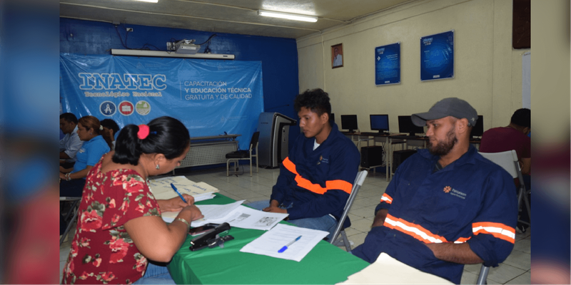 Familias acuden al Centro Tecnológico Padre Teodoro Kint en el 3er día de Matrícula de Educación Técnica