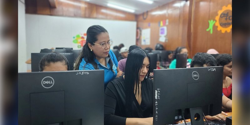 Sayra Amador Barrera: Quince Años de Vocación Transformando Vidas desde la Educación Técnica