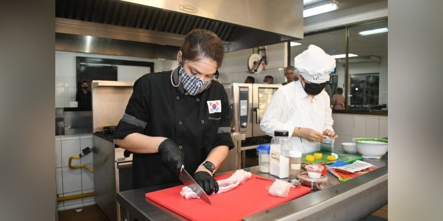 Concurso de Comida Coreana se desarrolla en Centro Tecnológico de Hotelería y Turismo