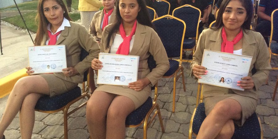 Estudiantes de la Escuela Hotel Casa Luxemburgo celebran su Primera Graduación