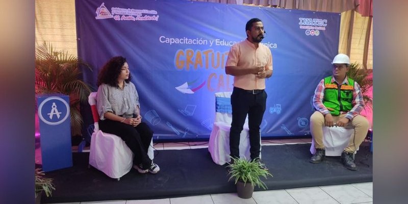 Egresados del Centro Tecnológico Comandante Hugo Chávez comparten experiencias a protagonistas de nuevo ingreso