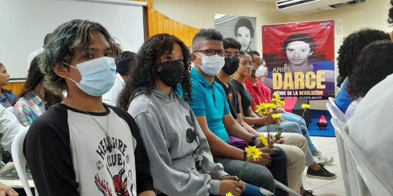 Estudiantes Técnicos conmemoran la vida y legado del héroe revolucionario Ariel Darce