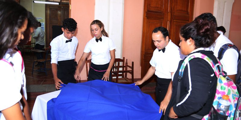 Montar una mesa para un evento