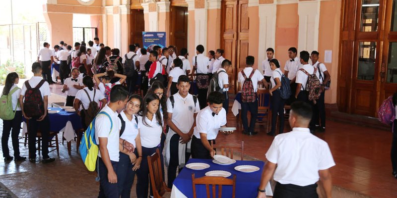 Montar una mesa para un evento