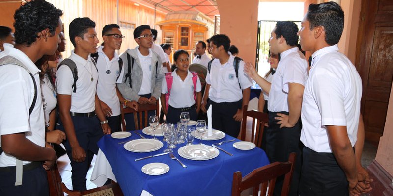 Montar una mesa para un evento