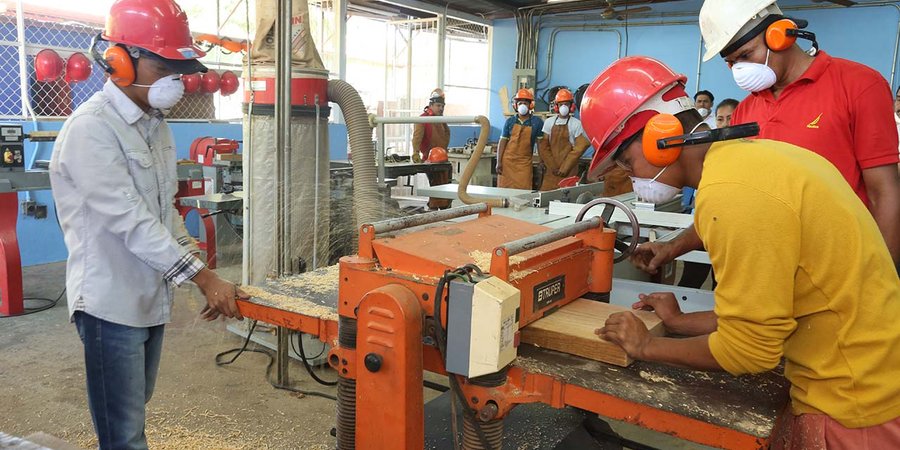 Fabricar productos de madera, una opción para las personas creativas