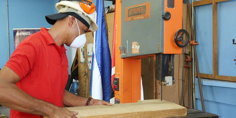 Fabricar productos de madera, una opción para las personas creativas