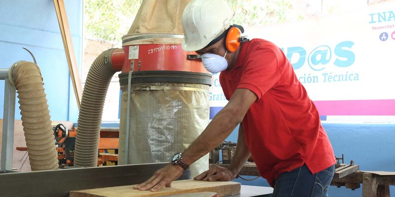 Fabricar productos de madera, una opción para las personas creativas